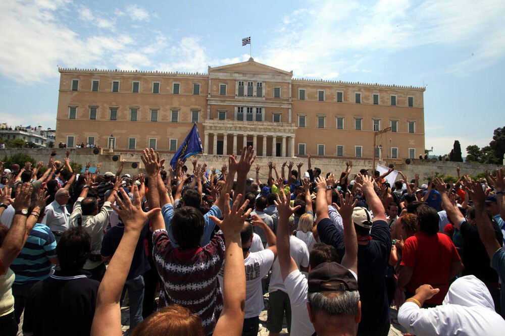 Από το να «καεί το μπουρδέλο η βουλή» στο να «καεί» ο Μητσοτάκης