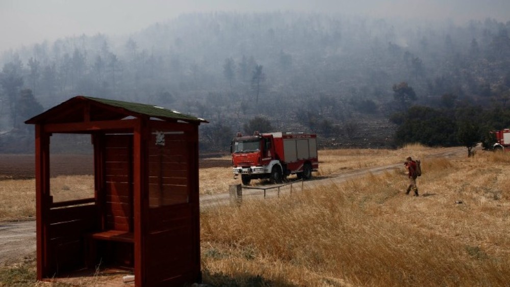 Πυρκαγιά στα Βίλια: Ζημιές σε σπίτια στον οικισμό του Προφήτη Ηλία- Στη μάχη με τις φλόγες 21 εναέρια μέσα(video)