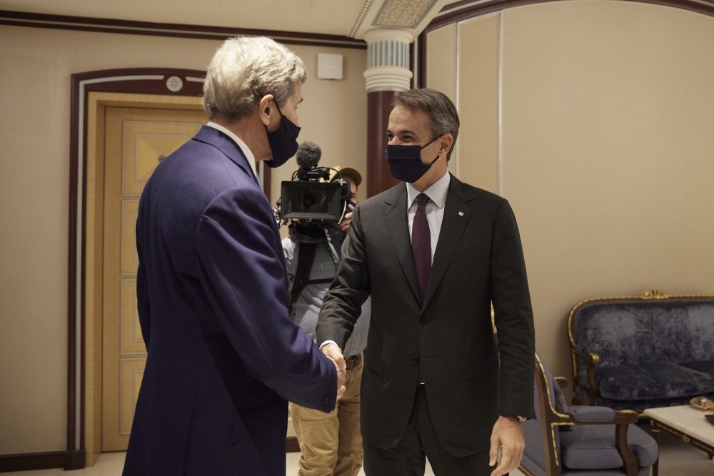 Συνάντηση Μητσοτάκη-Kerry: Η Ελλάδα λόγω θέσης μπορεί να συμβάλλει στην πράσινη ενέργεια