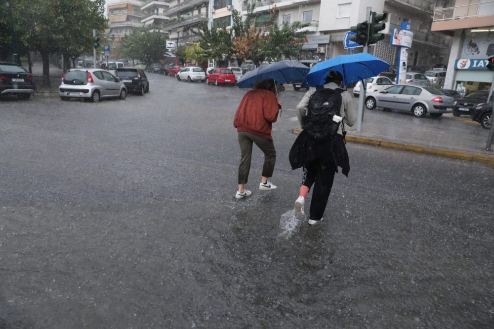 Βροχές και καταιγίδες στα δυτικά και βόρεια- Πού θα είναι έντονα τα φαινόμενα τις επόμενες ώρες