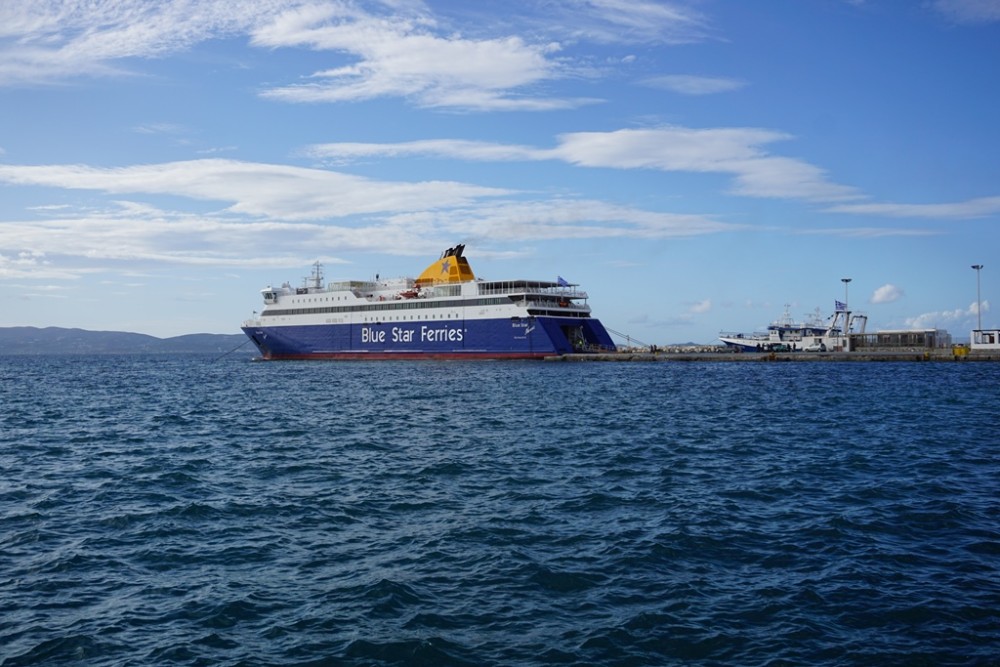 Blue Star Naxos: Η μάχη με τα κύματα έξω από την Τήνο και η εντυπωσιακή «μανούβρα» (vid)