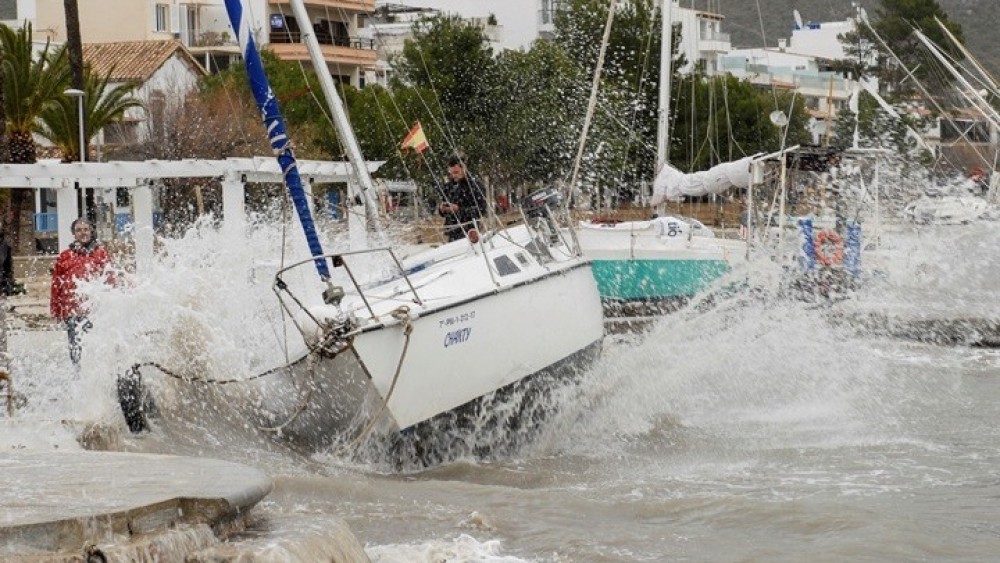 Σαρώνει η «καταιγίδα του αιώνα» τη Βρετανία - Χωρίς ρεύμα το ένα τρίτο της χώρας