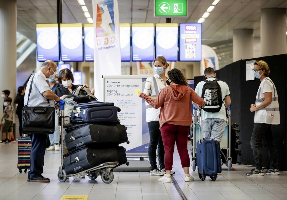 Συναγερμός στην Ολλανδία&#33; Θετικοί στον κορωνοϊό 61 επιβάτες από τη Ν. Αφρική