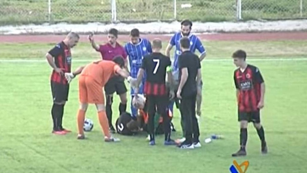 Η στιγμή που διαιτητής σώζει τη ζωή ποδοσφαιριστή εν ώρα αγώνα (vid)