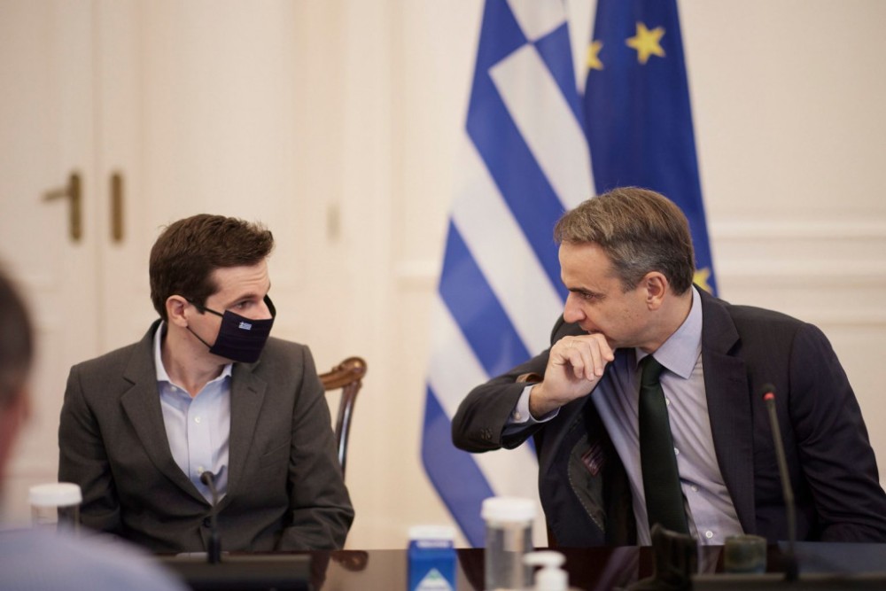 Ποιος είναι ο 26χρονος Κωνσταντίνος Ρόζης που συνοδεύει τον Κυριάκο Μητσοτάκη