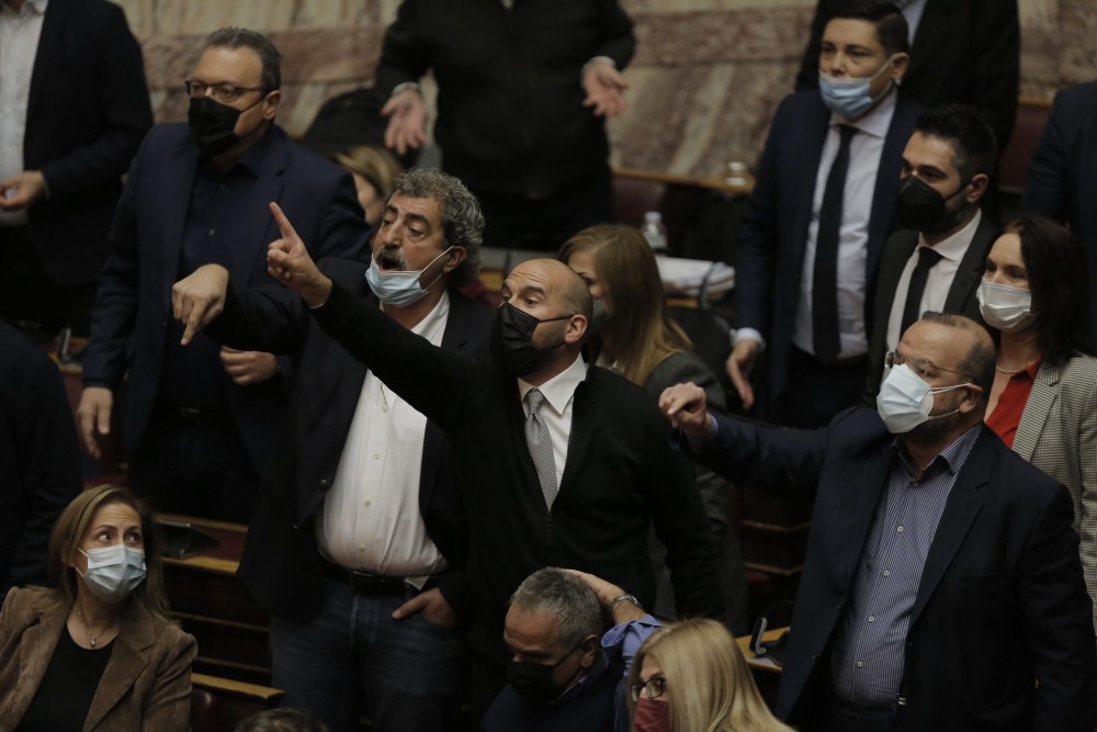 «Αλλεργικός» και στη μάσκα ο Πολάκης (pics)