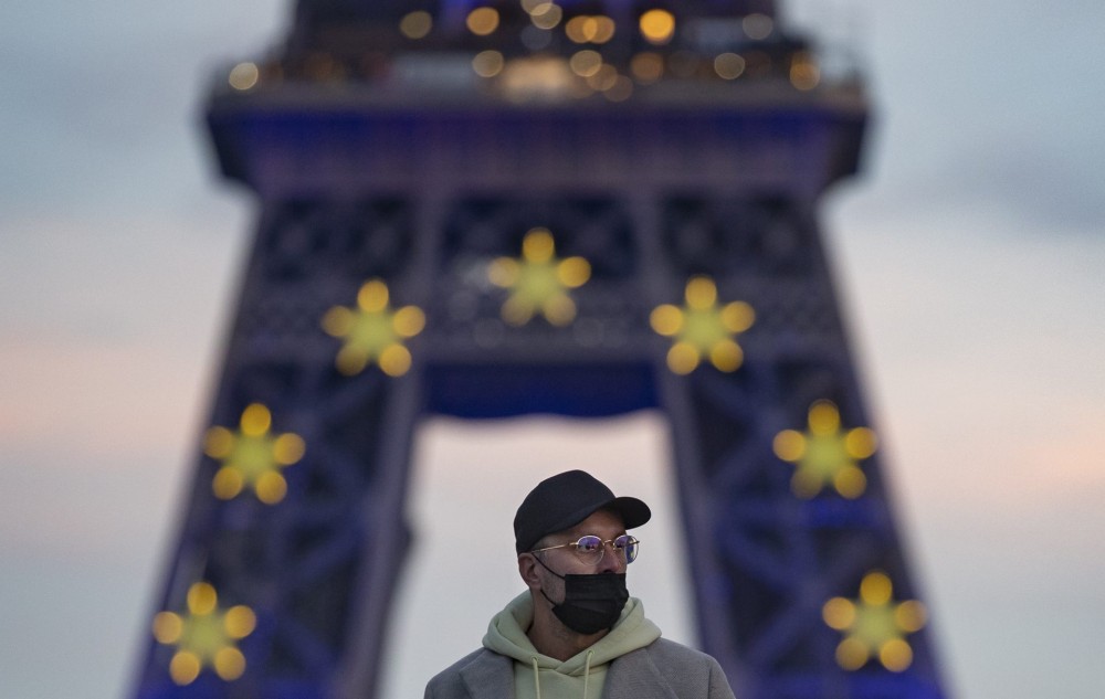 H Omicron σαρώνει τη Γαλλία: 300.000 νέα κρούσματα – 2.000 εισαγωγές στα νοσοκομεία