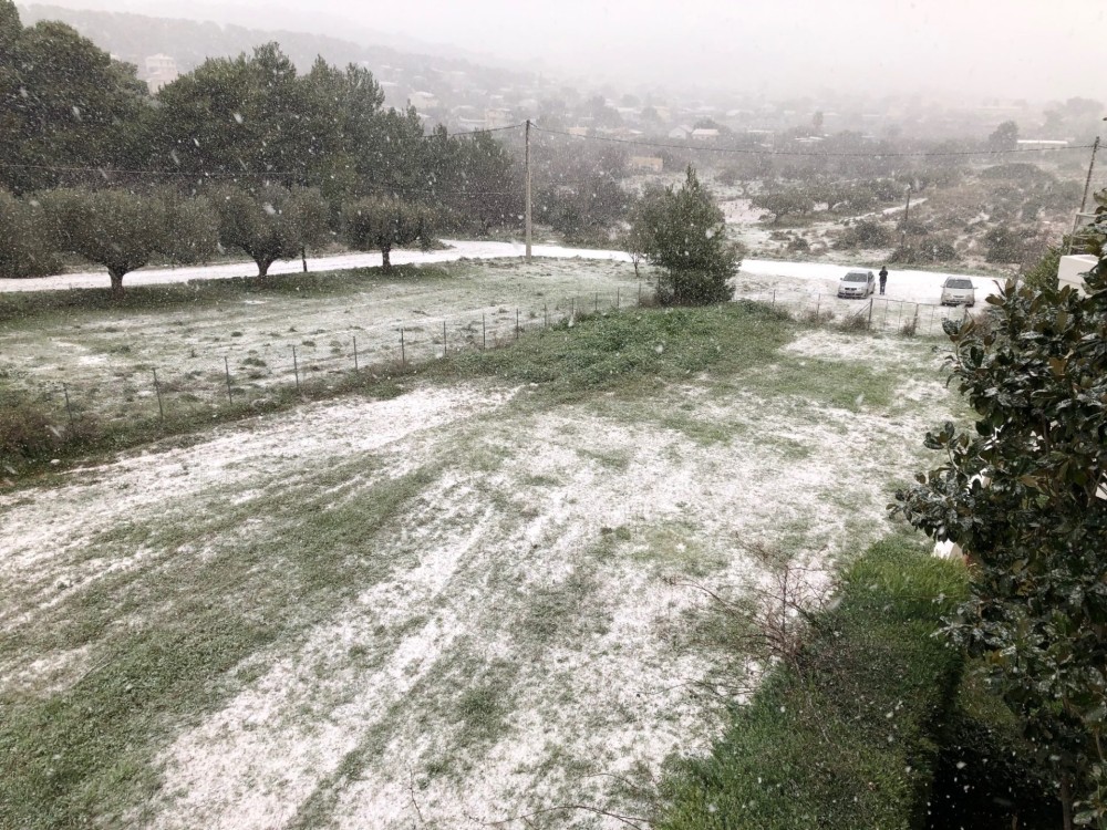 Στα λευκά ντύνεται η Αττική (pics)