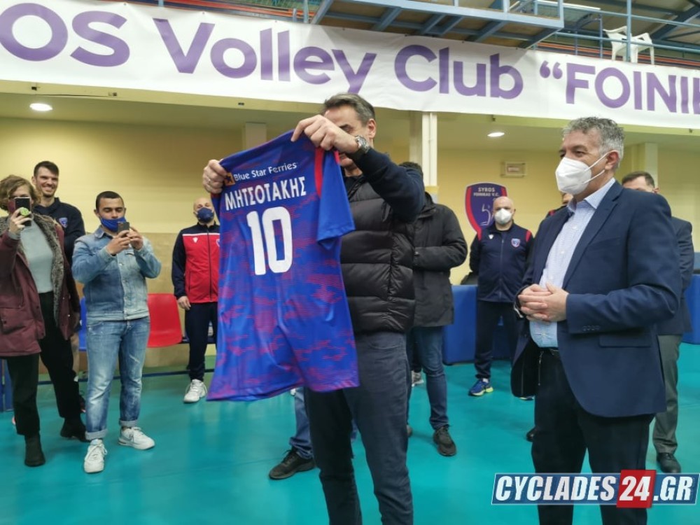Στον πρωθυπουργό η φανέλα με το «10»