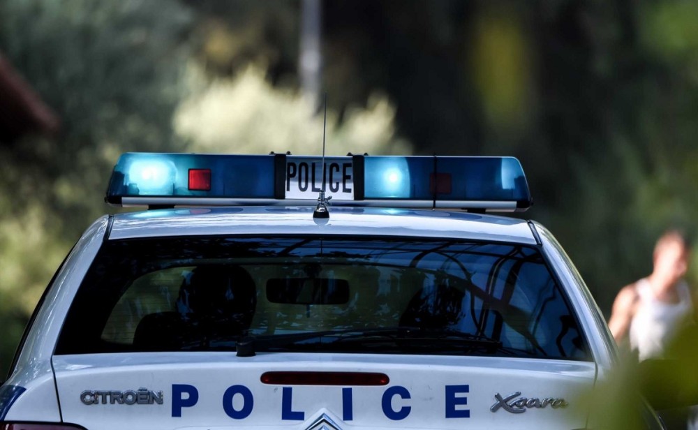 Φρίκη στο Αιγάλεω: Πέταξε τα ανίψια της από το μπαλκόνι και βούτηξε στο κενό