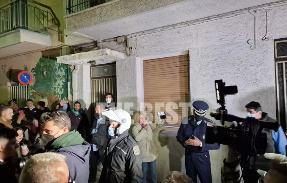 «Κρεμάστε την»: Ισχυρές αστυνομικές δυνάμεις στο σπίτι της Ρούλας Πισπιρίγκου