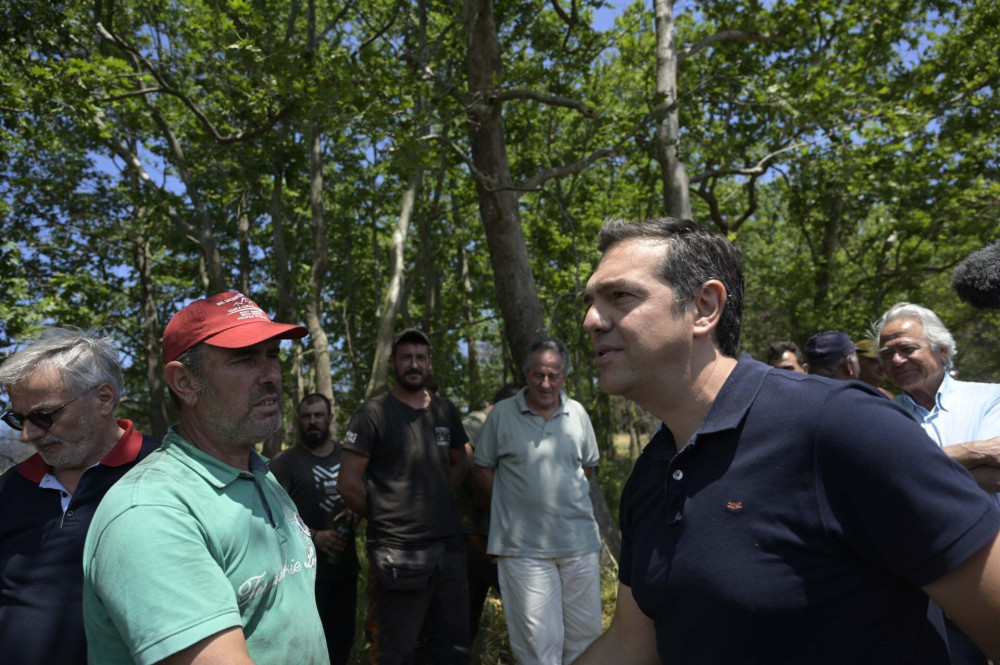 Ο Τσίπρας στα καμένα και η Κουμουνδούρου… φλέγεται