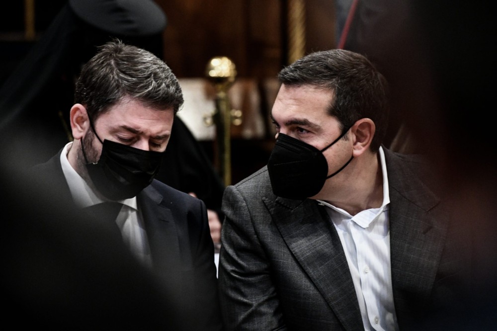 Μάχη ΣΥΡΙΖΑ – ΠΑΣΟΚ για τον γάμο ομόφυλων ζευγαριών
