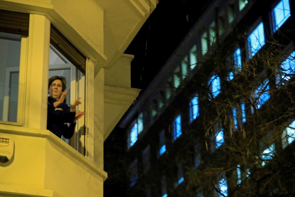 Κορωνοϊός: Στα μπαλκόνια με ένα φως οι Ιταλοί στις 9 απόψε (15/3)