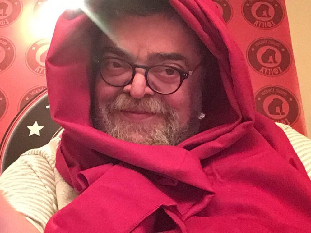 Ακάθεκτος ο Κραουνάκης επιμένει στην… πρόπολη κατά του κορωνοϊού