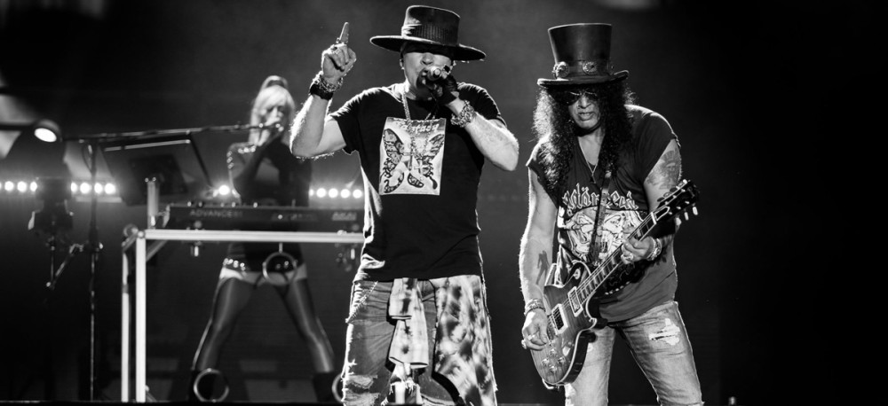 Με μάσκα και οι Guns N’ Roses για τον κορωνοϊό