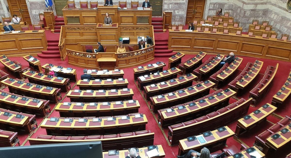 Ο κορωνοϊός άδειασε τα έδρανα της Βουλής (pics)