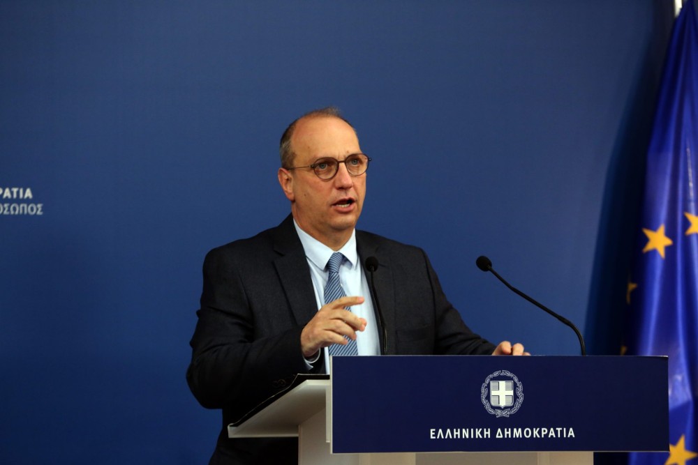 Οικονόμου: Ενισχύουμε το δίχτυ κοινωνικής προστασίας με 2,3 δισ. ευρώ