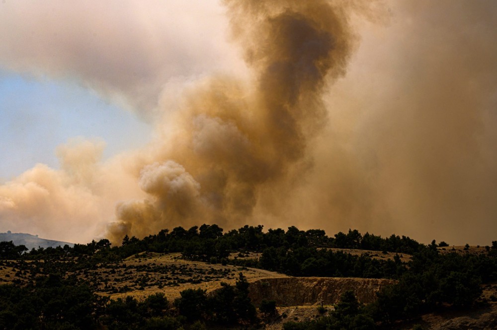 Φωτιά στο Λουτράκι - Εκκενώνονται οικισμοί και κατασκηνώσεις