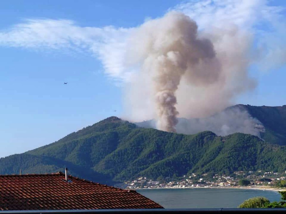 Ενισχύονται οι δυνάμεις πυρόσβεσης στη Θάσο