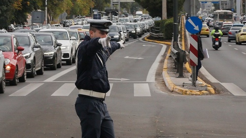 Αυξημένα μέτρα της Τροχαίας σε όλη τη χώρα ενόψει Δεκαπενταύγουστου – Τι ισχύει για τα φορτηγά