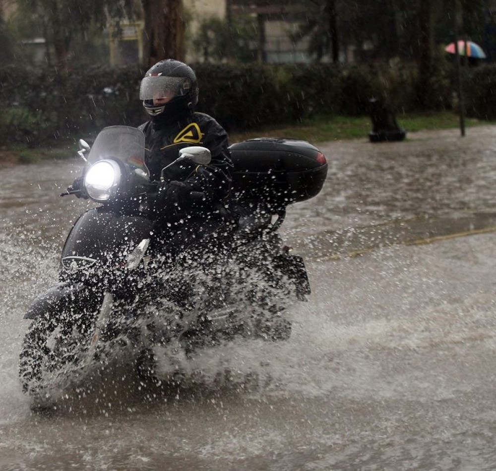 Bροχές και καταιγίδες και σήμερα-Εξασθένηση των φαινομένων το Σάββατο