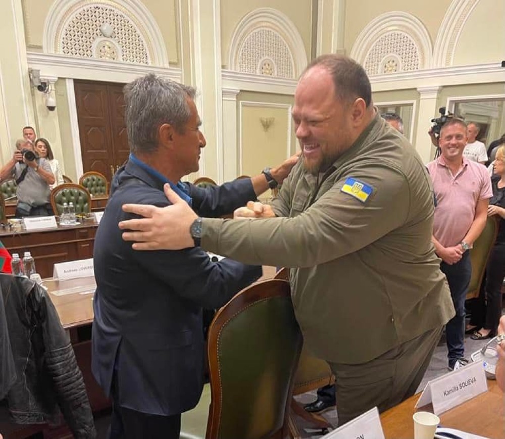 Στο εμπόλεμο Κίεβο ο Λοβέρδος – Επισκέφθηκε το ουκρανικό κοινοβούλιο