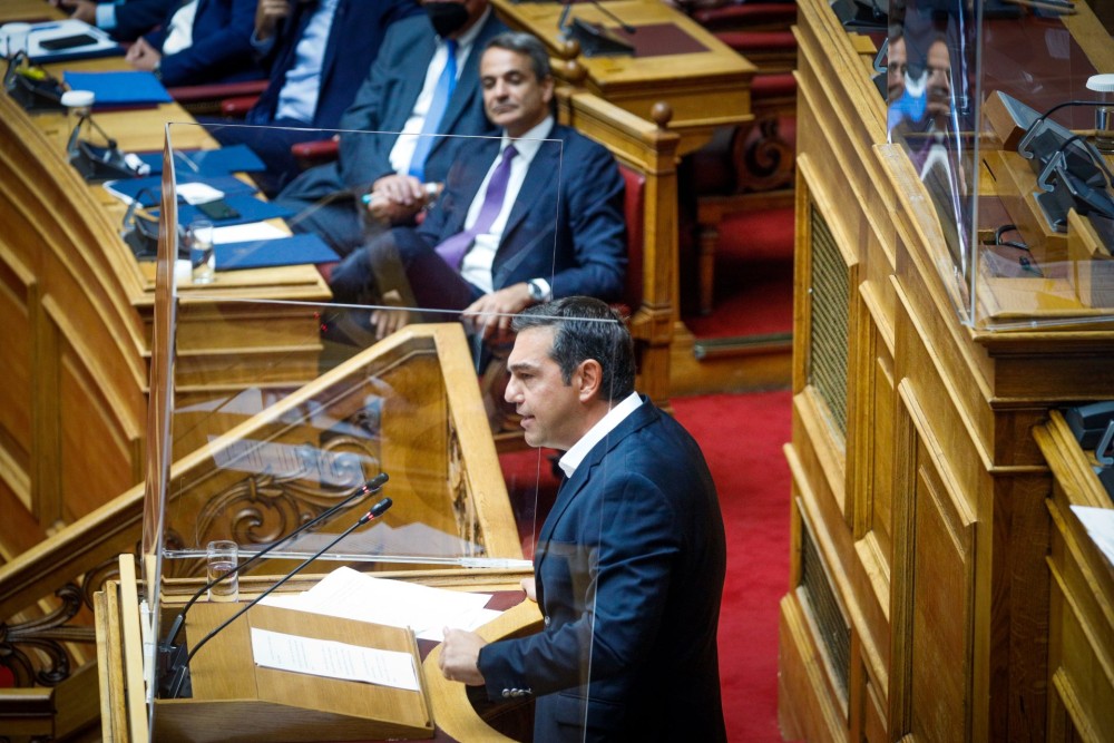 «Περίπατος» της κυβέρνησης παρά το… φλερτ ΣΥΡΙΖΑ-ΠΑΣΟΚ