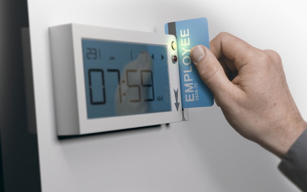Πρόστιμα έως 4.000 για την Ψηφιακή Κάρτα Εργασίας – Εως 8.000 ευρώ για εργασιακή παρενόχληση