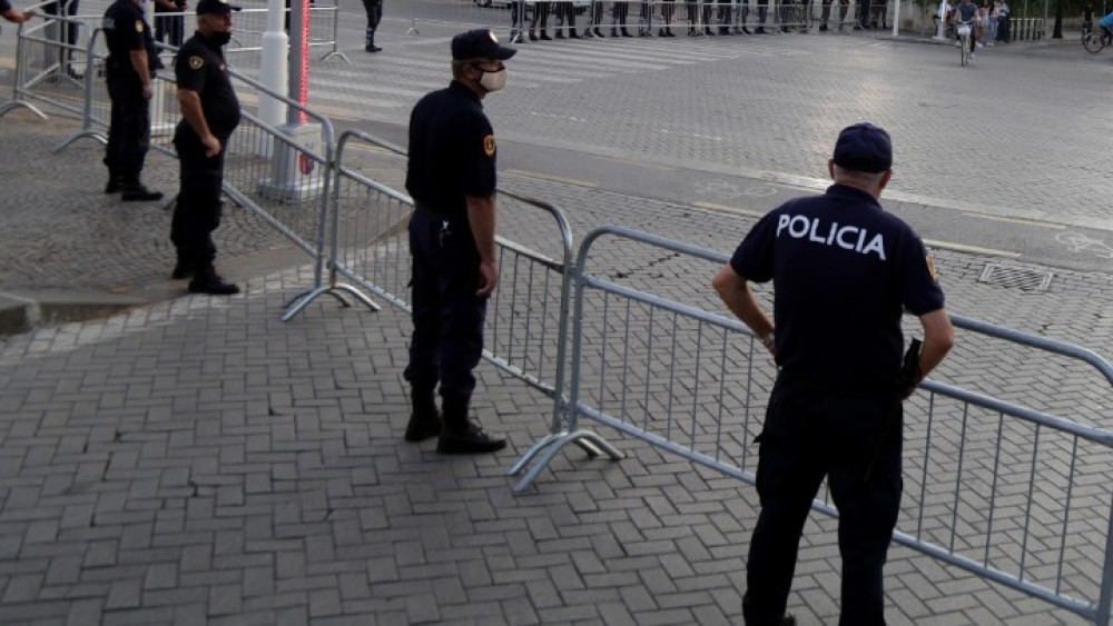 Τίρανα: Ειδαν να καίνε χαρτιά στην άδεια ιρανική πρεσβεία και έκανε επιδρομή η αλβανική αστυνομία 