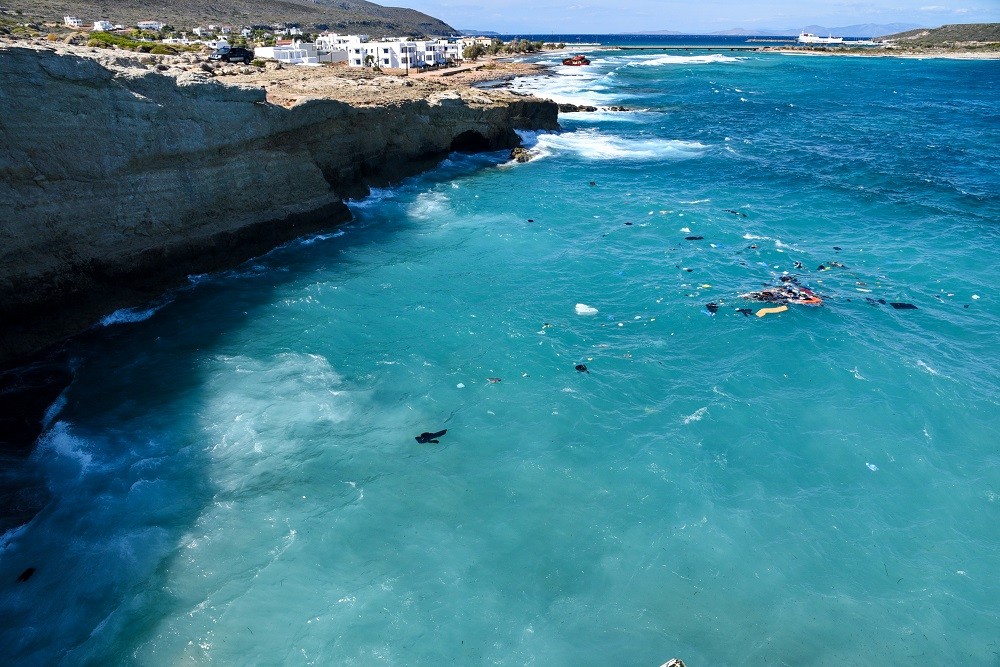 Ναυάγιο στα Κύθηρα: Με κακές καιρικές συνθήκες οι έρευνες για την ανάσυρση νεκρών και αγνοουμένων