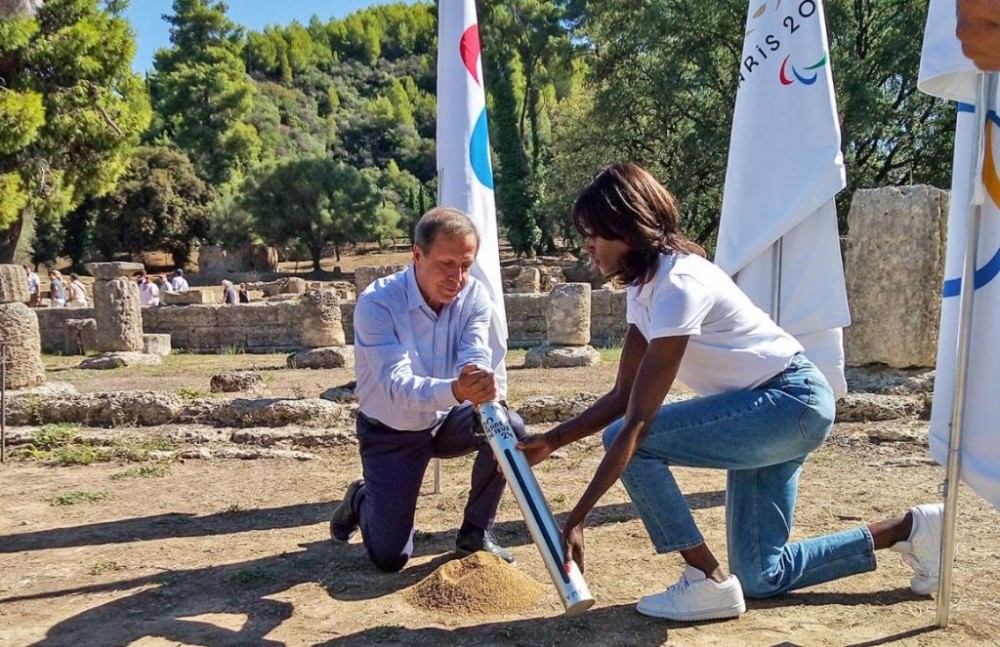 Μέχρι και χώμα από την Αρχαία Ολυμπία στείλαμε στη Γαλλία για το «Παρίσι 2024»