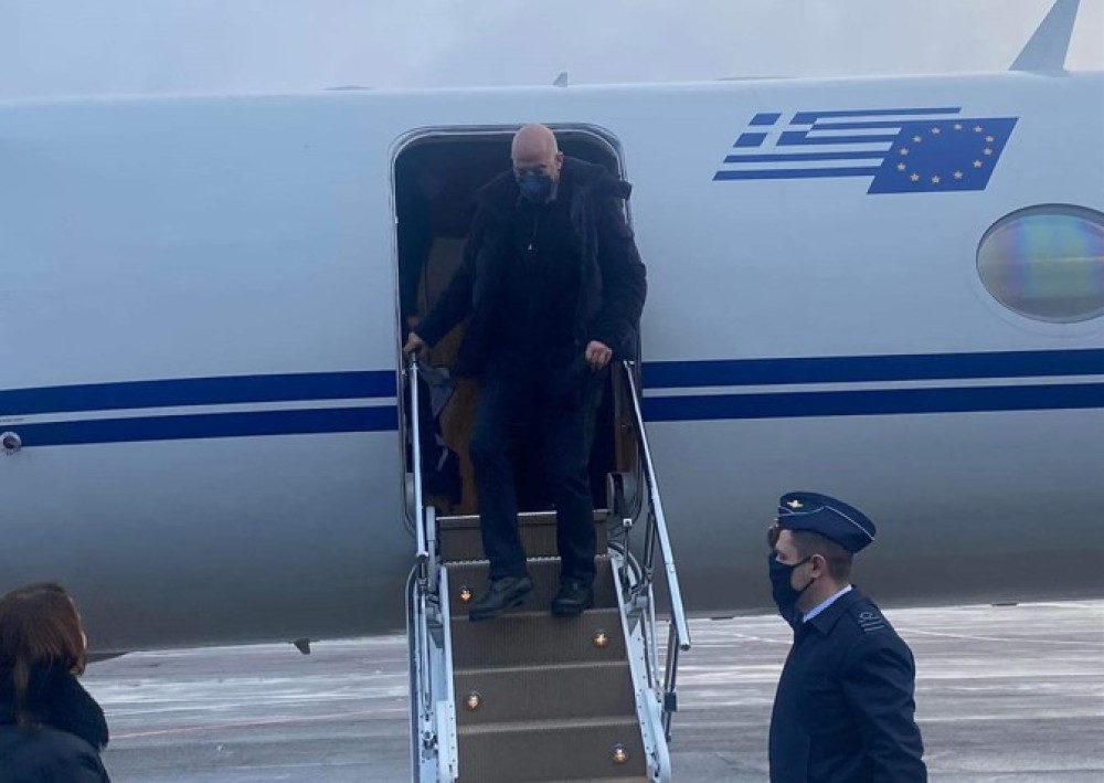 Τα συνεχή ταξίδια ανάγκασαν Μητσοτάκη και Δένδια να έχουν τετ α τετ στο αεροδρόμιο Ελευσίνας!