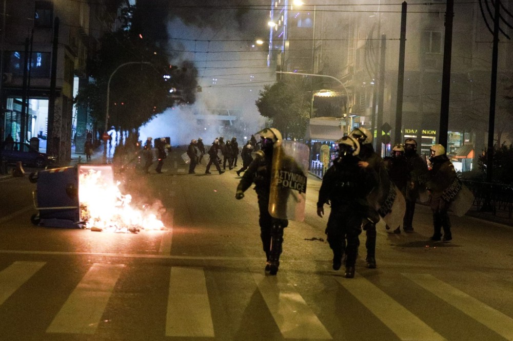 Μπαχαλάκηδες και χούλιγκαν θέλουν αίμα αστυνομικού