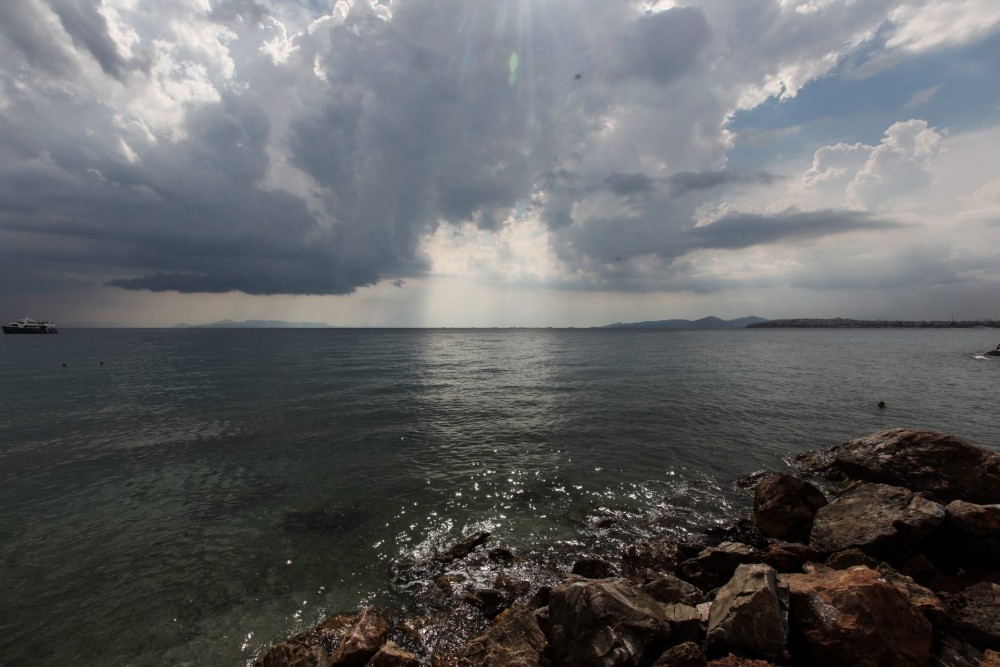 Συννεφιασμένος ο καιρός: Πού θα σημειωθούν βροχές και καταιγίδες