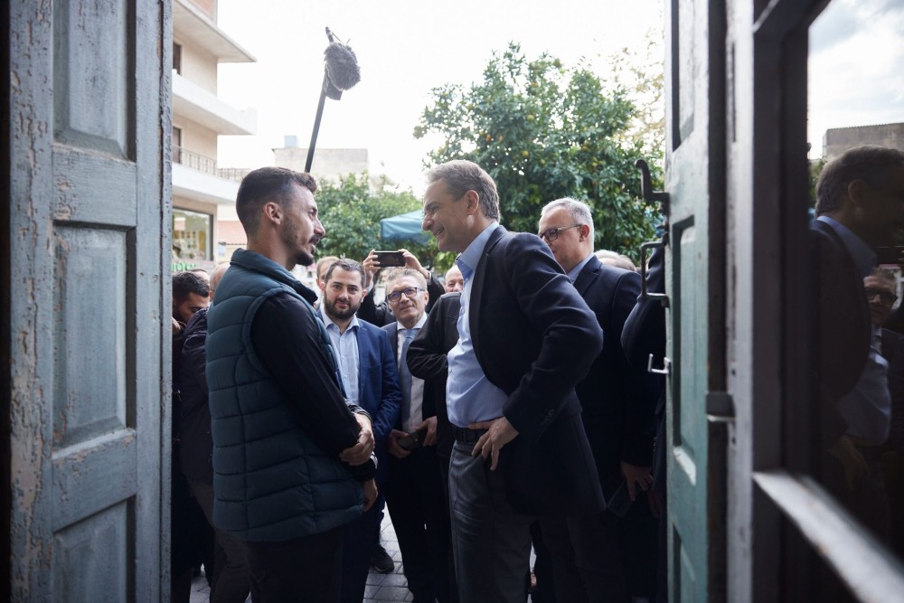 Συνάντηση Μητσοτάκη με τον πρωταθλητή του μαραθωνίου Κώστα Γκελαούζο στην Άμφισσα