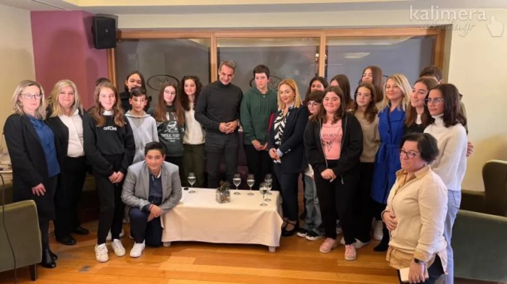 Μικροί «δημοσιογράφοι» στην Τρίπολη «ανέκριναν» τον Μητσοτάκη