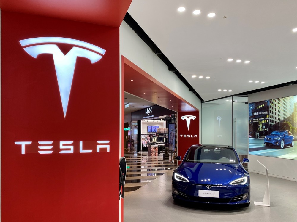 Βυθίζεται η μετοχή της Tesla – Έχασε 720 δισ. δολάρια σε ένα έτος