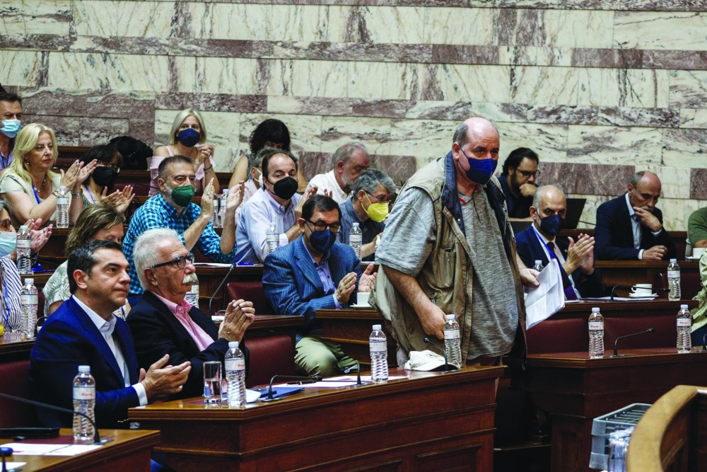 Η απίστευτη δήλωση Φίλη περί &#8220;πολιτικά, άταφου νεκρού επί μισό αιώνα&#8221; και η επίθεση στην Εκκλησία