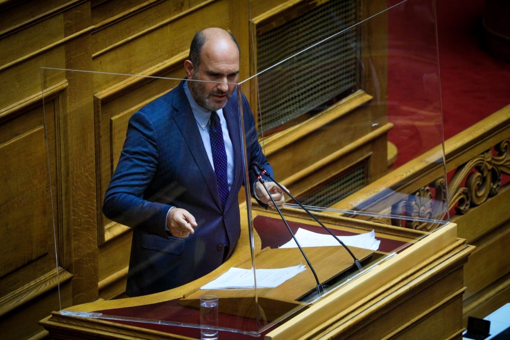 Μαρκόπουλος: Επίθεση με αεροβόλο όπλο στο γραφείο του – «Δεν ξέρω τι θα γινόταν λίγη ώρα αργότερα»