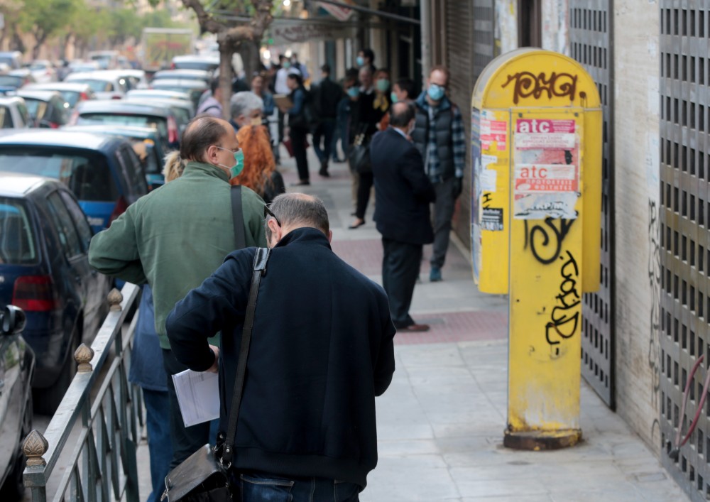 Ουρές από το πρωί στο Υποθηκοφυλακείο Αθηνών