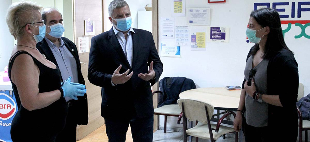 Επίσκεψη Πατούλη στις δομές αστέγων Νίκαιας και Πειραιά