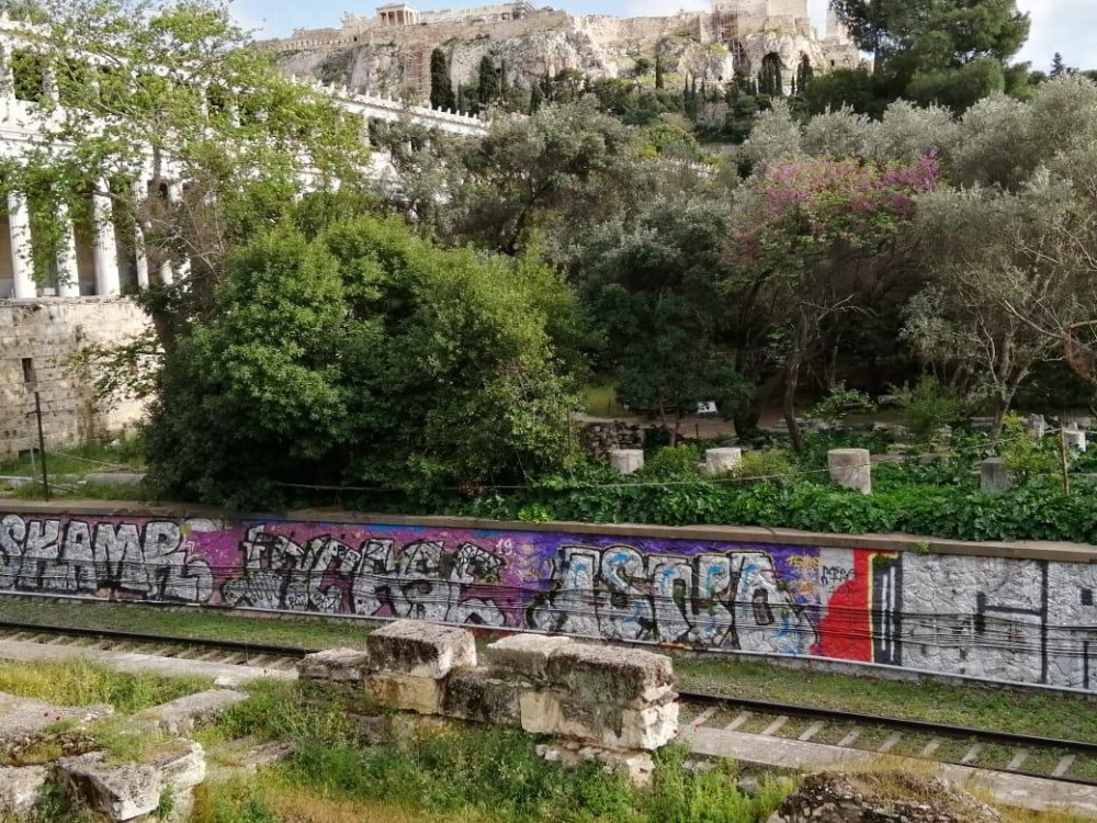 Αντιγκράφιτι επιχείρηση του δήμου Αθηναίων σε γραμμές ΗΣΑΠ – Πάρκο Θησείου