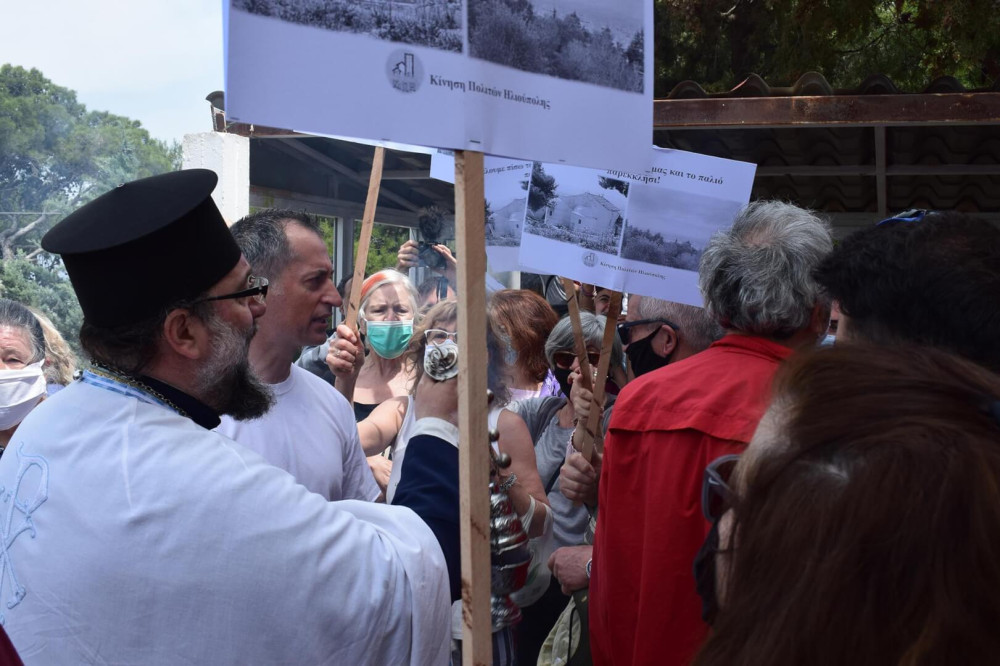 Ένταση σε εκκλησία στην Ηλιούπολη – Στα χέρια ήρθαν διαδηλωτές και πιστοί!