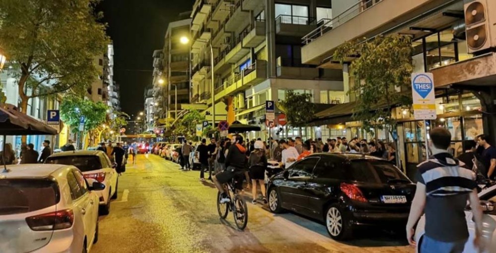 Θεσσαλονίκη: Άφησαν την παραλία και έπιασαν τα μπαρ&#33;