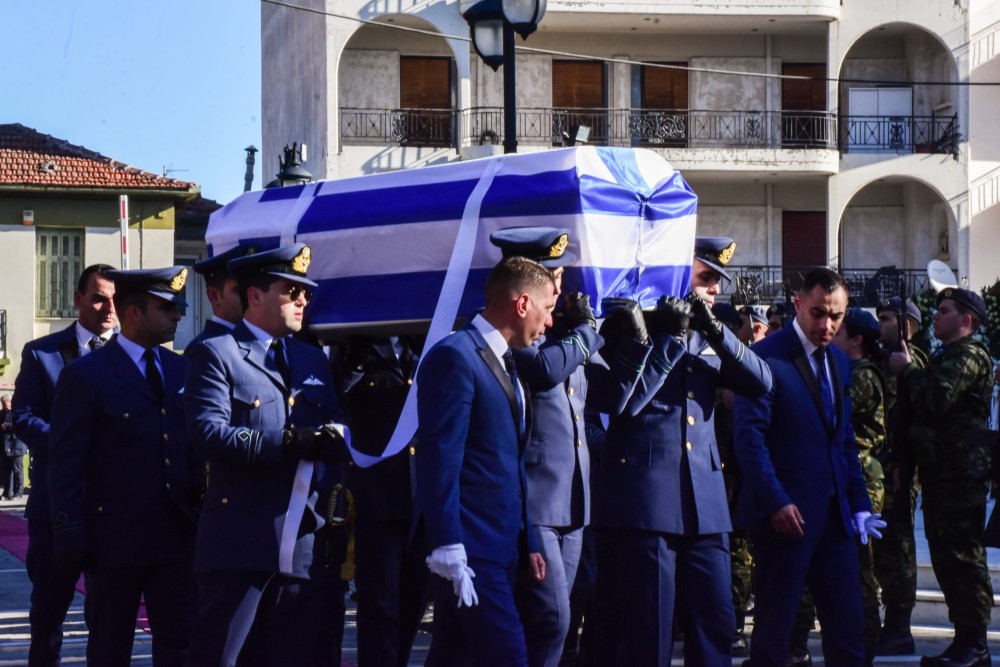 Συγκλονίζει η μητέρα του άτυχου υποσμηναγού: Ήσουν ο γιος που θα ήθελε κάθε μάνα &#8211; Πέθανες υπέρ πατρίδος, Αθάνατος