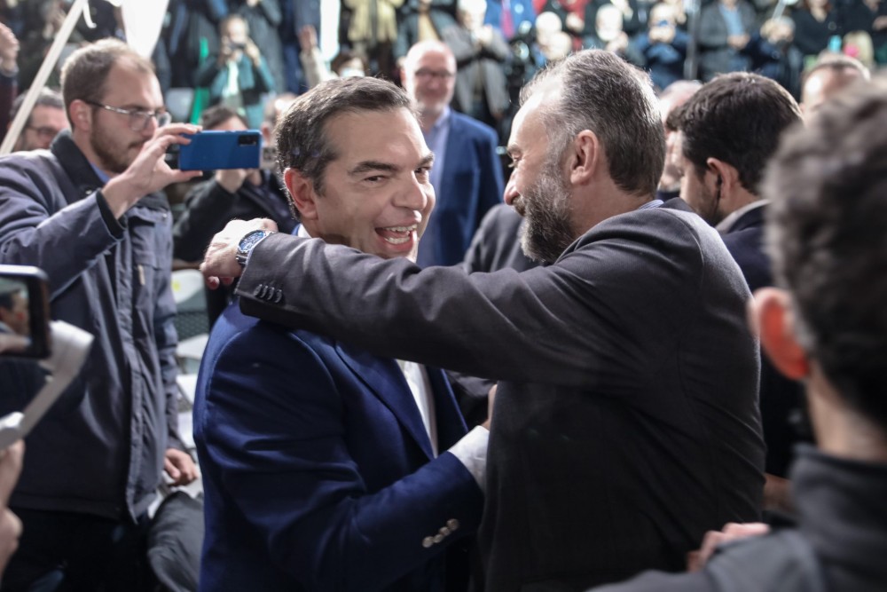 Και όμως είναι αλήθεια: Με τον ύμνο του  ΕΑΜ η είσοδος του Τσίπρα στο γήπεδο της Πάτρας