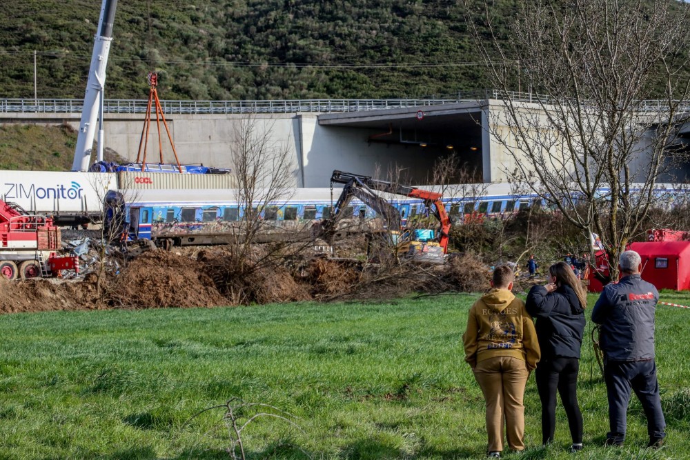 Τραγωδία στα Τέμπη: Φόρος τιμής στους νεκρούς από διασώστες &#8211; εθελοντές