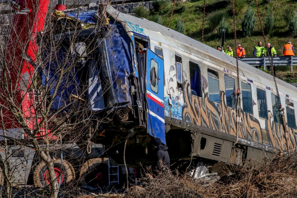 Τέμπη: Συγκλονίζει ο ιερέας που βάφτισε και κήδεψε τρία κορίτσια &#8211; «Είναι τραγικό»