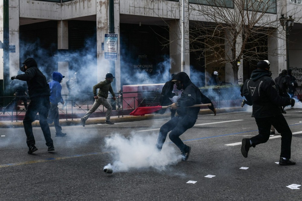 &#8220;Προβοκάτσιες&#8221; και &#8220;χαφιέδες&#8221; βλέπουν στον ΣΥΡΙΖΑ: Αμηχανία από τις επιθέσεις κουκουλοφόρων